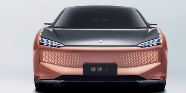 恒大首款純電動車 “恒馳 1”實車、內飾曝光，許家印試乘